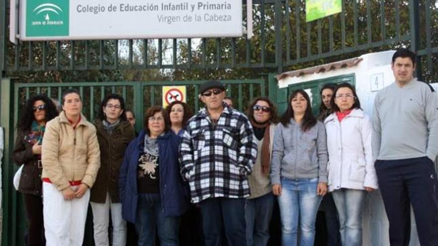 Los padres han decidido que sus hijos no pisarán las aulas si el profesor sigue en el centro.