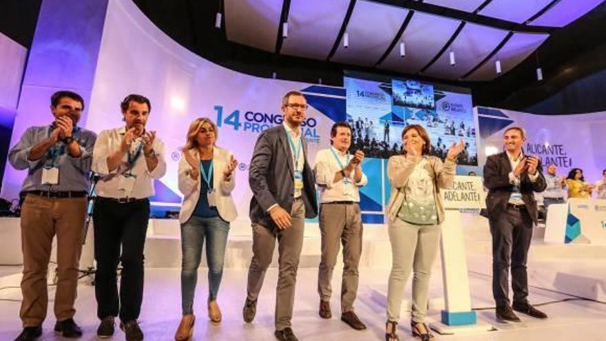 Los principales líderes autonómicos y alicantinos del PP en su congreso provincial en Torrevieja.