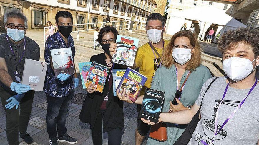 Por la izquierda, Roberto González, Adrián Hyde, Sara Cano, Álex Alonso, Ana Campoy y Bruno Puelles, mostrando sus obras literarias fantásticas, ayer, en la plaza Álvarez Acebal.