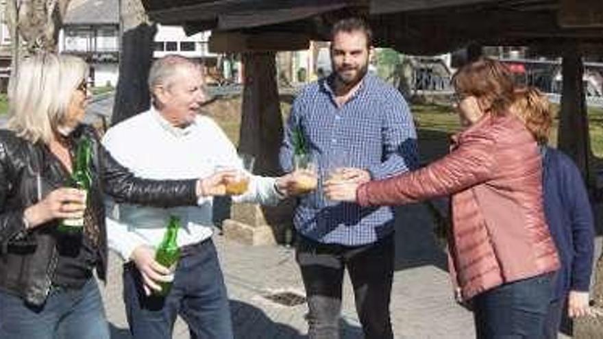 Pilar Varela, a la derecha, ayer, en Avilés.