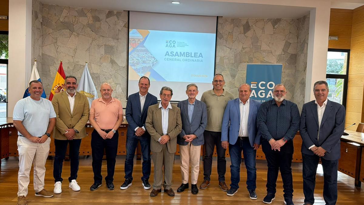 Juan Acosta con los miembros de la junta directiva de Ecoaga tras su reelección como presidente.