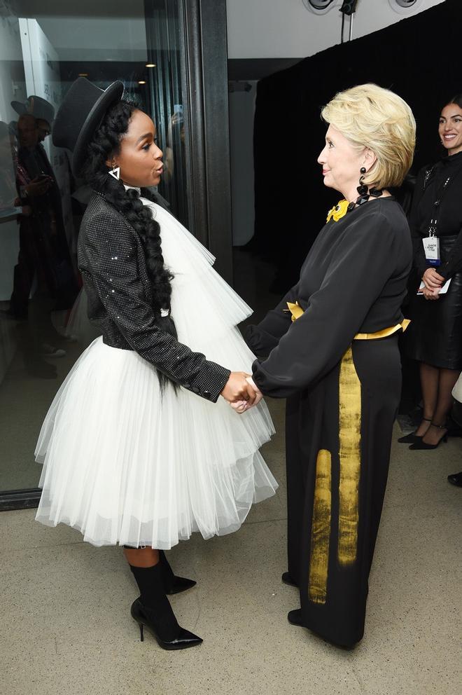 Janelle Monae saluda A Hilary Clinton