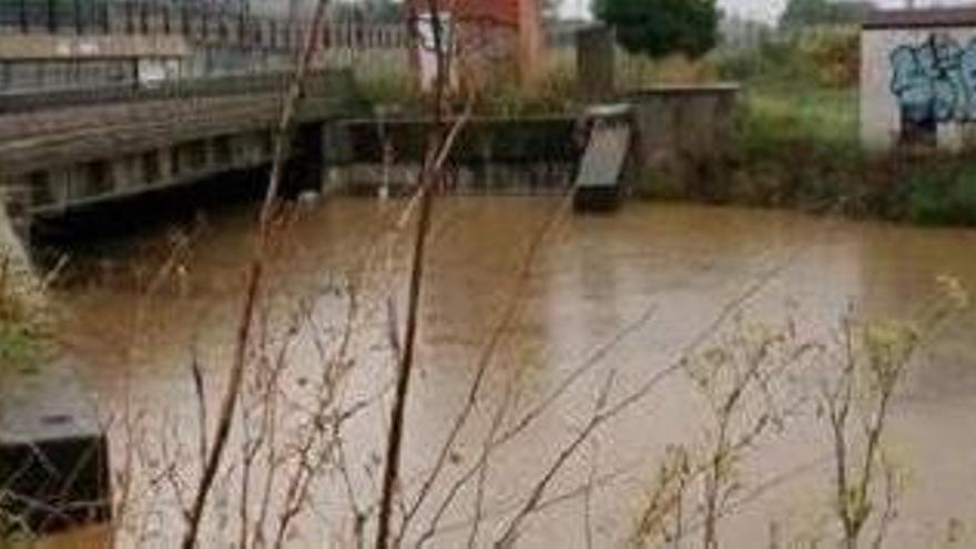 Les pluges causen inundacions de carrers i desbordament de rieres