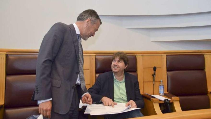 El portavoz del PP, Agustín Hernández, y el alcalde de Arteixo, Carlos Calvelo, en el pleno celebrado ayer.