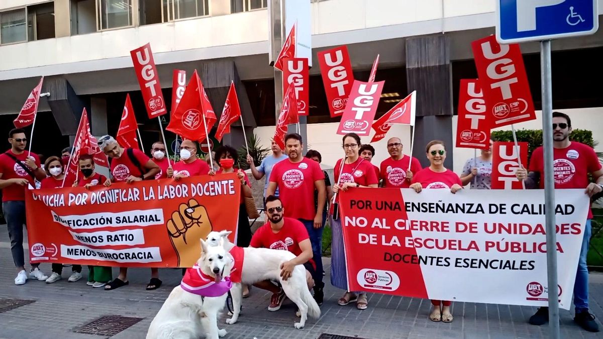 Imagen de archivo de una de las concentraciones de UGT contra el cierre de unidades educativas.