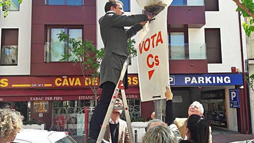 El candidat de Ciutadans per Girona, ahir penjant cartells.