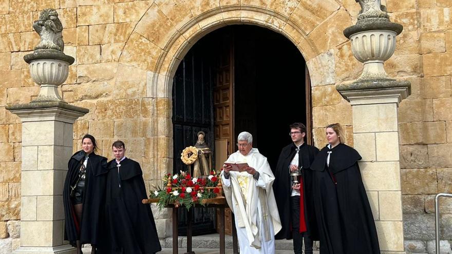 1. Arcenillas festeja a su patrón San Antón. 2- Los quintos de Arcenillas salen en procesión. 3- Tres niños de Manganeses, con sus mascotas, junto a la imagen de san Antonio Abad. 4- El cura don Edgardo bendice a los animales a las puertas de la iglesia. 5-Reparto de roscas en Manganeses. 6-La imagen de san Antón, en Prado, con las típicas roscas. | E. R., J. C. B. y A. G.