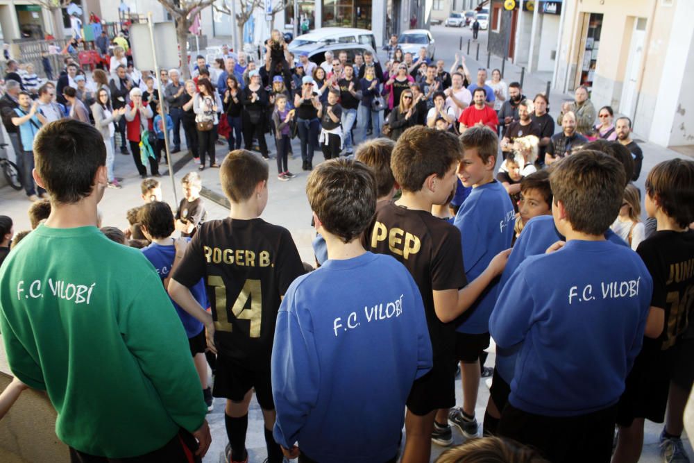 Protesta a Vilobí contra la unió dels dos clubs de futbol