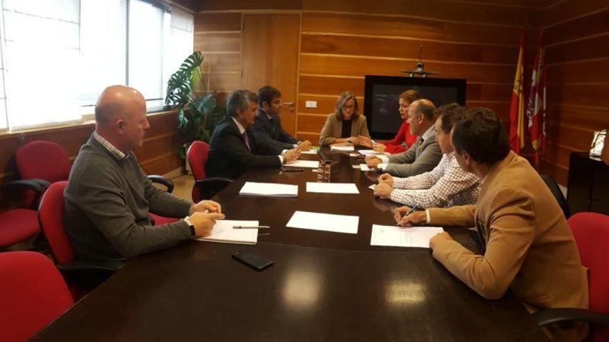 Junto a Elena Álvarez y su equipo, Clara San Damián, José María Barrios y los representantes de la Asociación de Empresarios de Sayago Isaac Macías, Jaime Fontanillo y Manolo Marino.