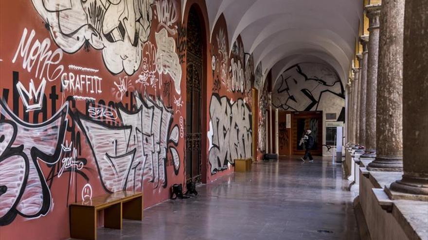 Polémica en Valencia por unos grafitis en un claustro