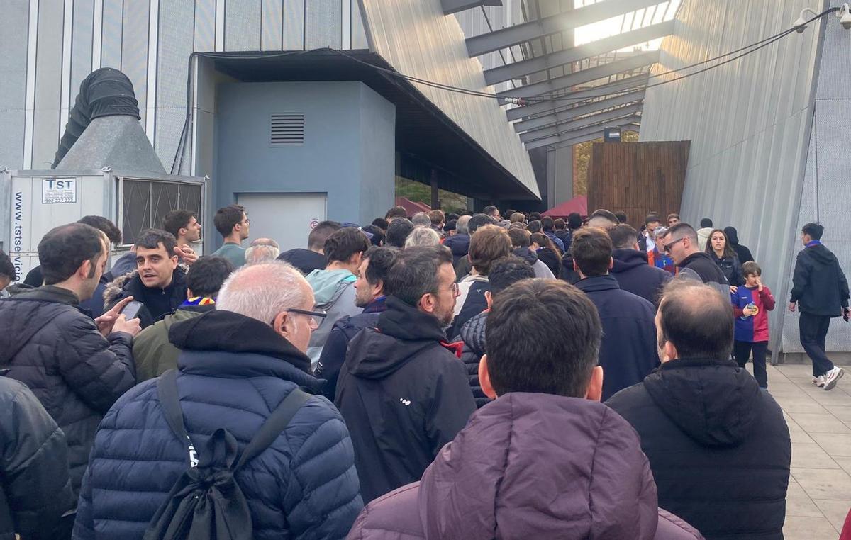 Colas inmensas, ahora mismo, en Travessera para intentar, solo intentar, entrar en el Sportify Camp Nou.