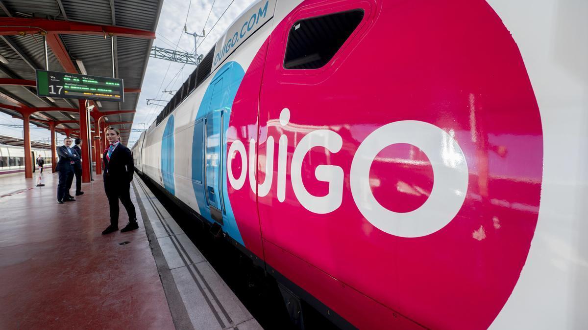 Imagen de archivo del logo de Ouigo sobre un tren.