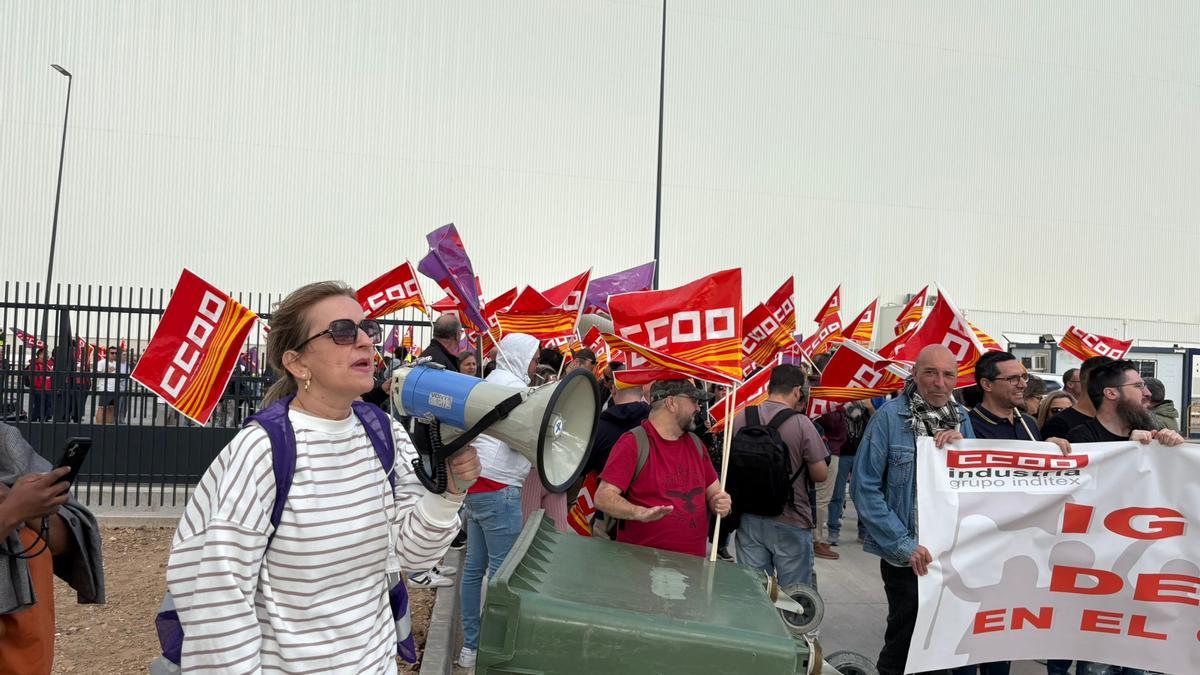 Un momento de la protesta en Inditex Zaragoza, en Malpica.