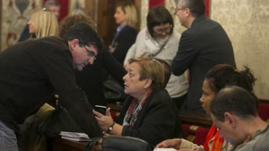 La edil de Hacienda, Sofía Morales, habla con Miguel Ángel Pavón en un pleno.