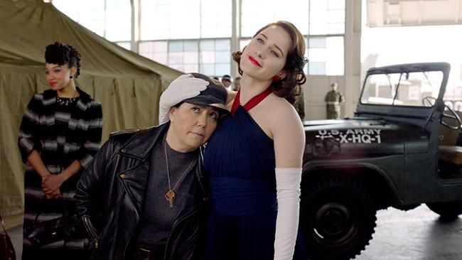 Rachel Brosnahan y Alex Borstein en 'La maravillosa señora Maisel'