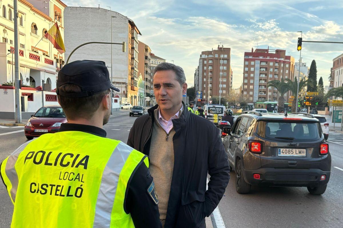 El concejal de Seguridad, Antonio Ortolá, con un agente de la Policía Local, en un punto de acceso a Castalia.