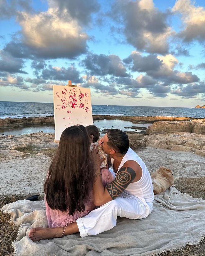 Violeta Mangriñán y Fabio celebrando el 'gender reveal' de Gia