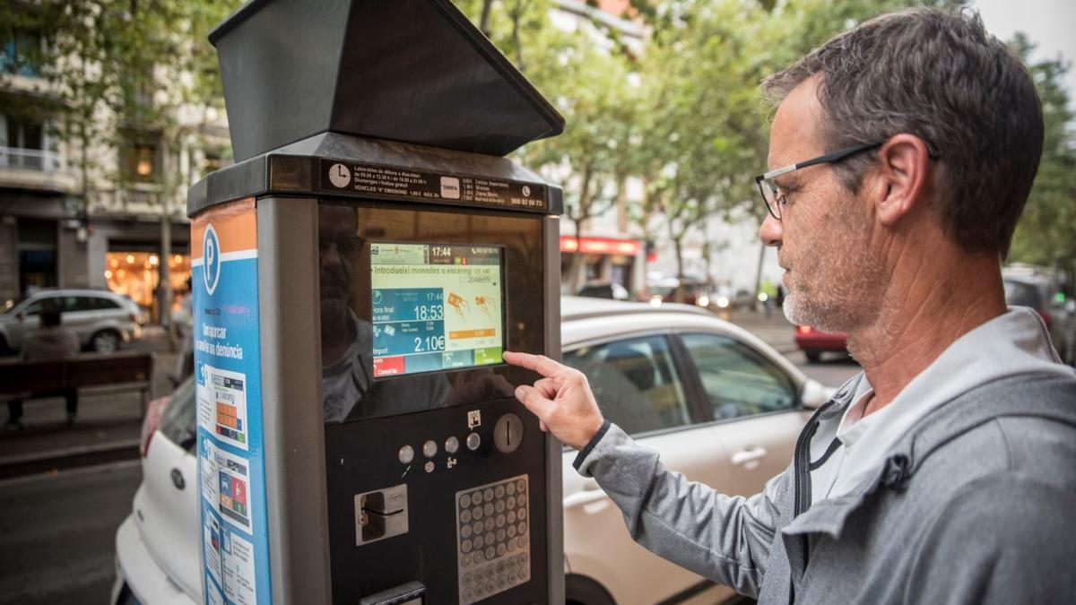 Un usuari de la zona blava de Manresa