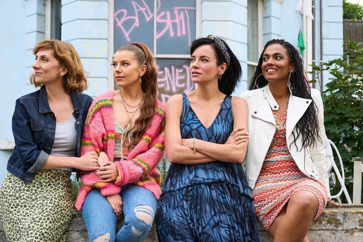 Lily Allen (vestido azul) junto a sus hermanas en la serie Dreamland