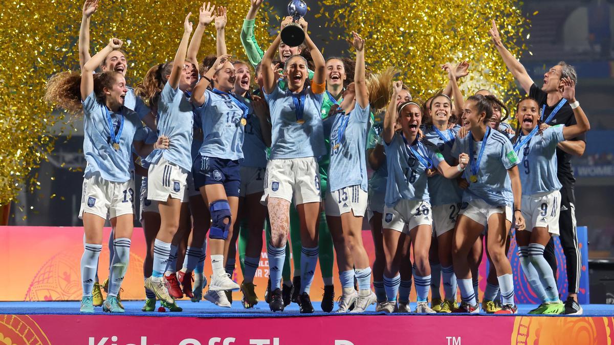 Las jugadoras levantan el trofeo al cielo de Mumbai