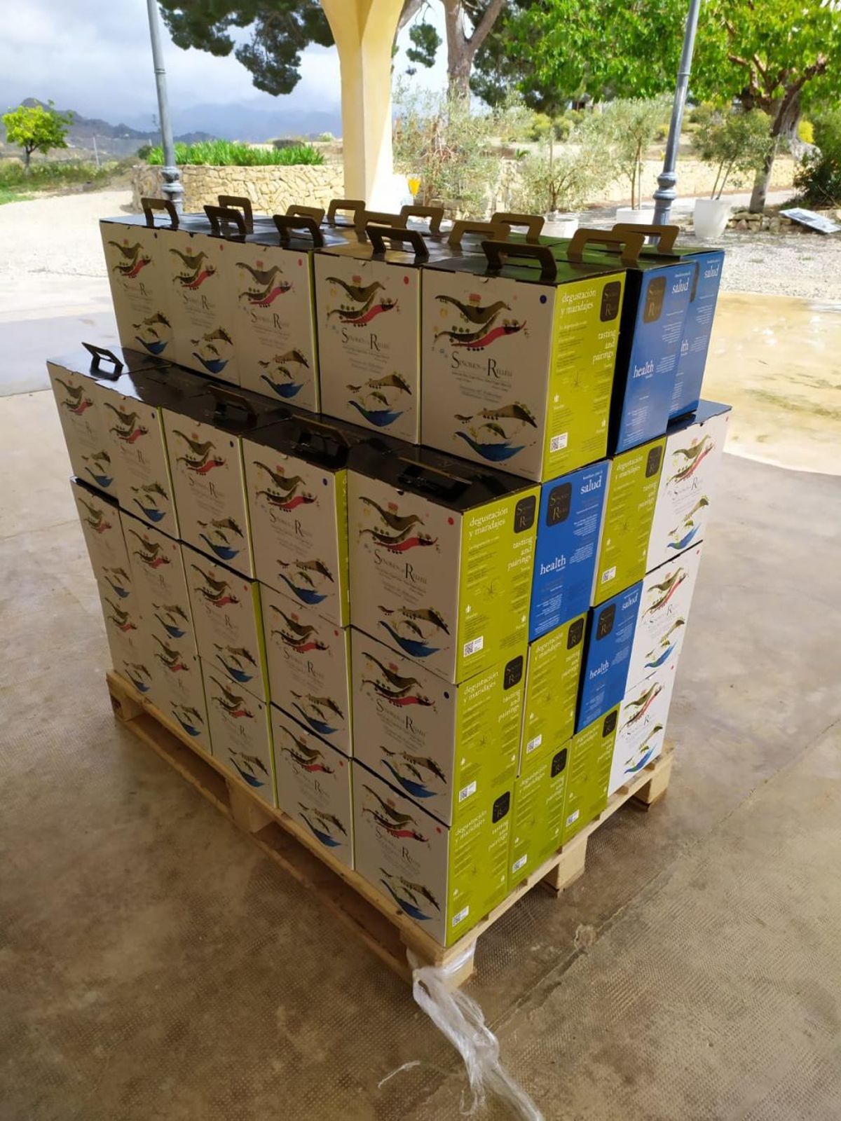 Señoríos de Relleu dona un pallet de botellas de su Aceite de Oliva Virgen Extra al Hogar Provincial