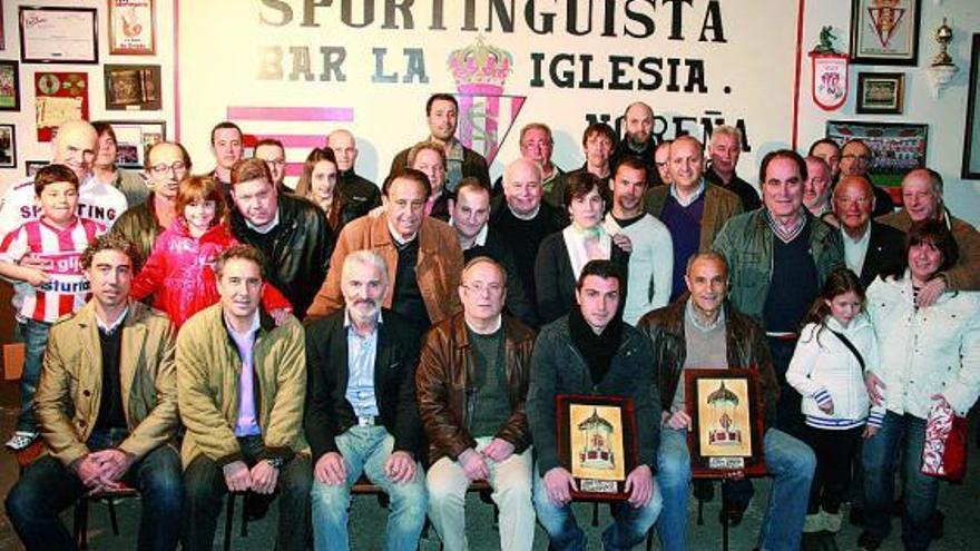 Los premiados, en primer término, sentados, ayer, en Noreña, con componentes de la peña Bar La Iglesia.