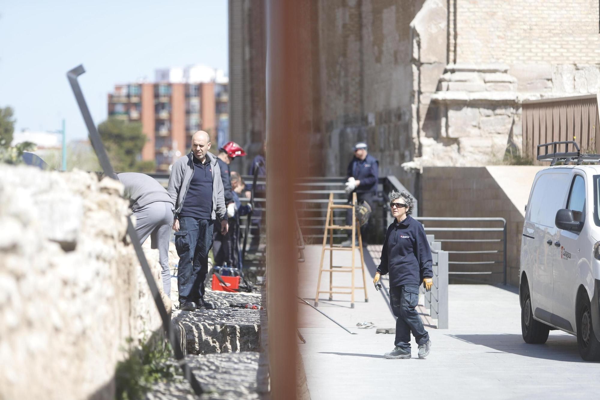 En imágenes | Colocan vallas en las Murallas Romanas de Zaragoza
