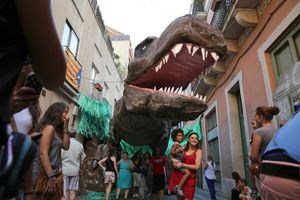 Uns visitants admiren la decoració del carrer Progrés, una de les que més ha impactat.