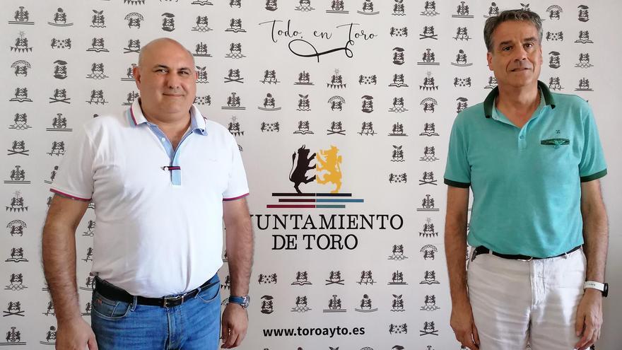 Elier Ballesteros (izquierda) con el alcalde de Toro, Rafael González