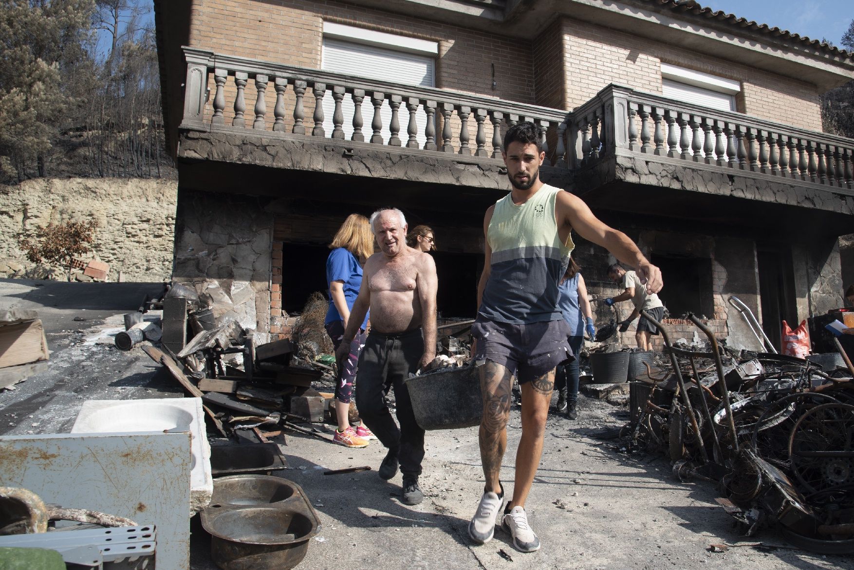 Una trentena de voluntaris s’autoorganitzen per ajudar River Park en la vida després del foc