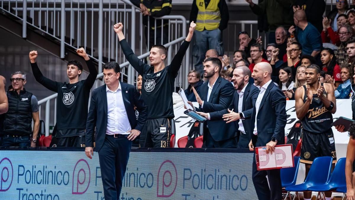 Israel González (izd.) durante un partido de su último equipo, el Pallacanestro Trieste.