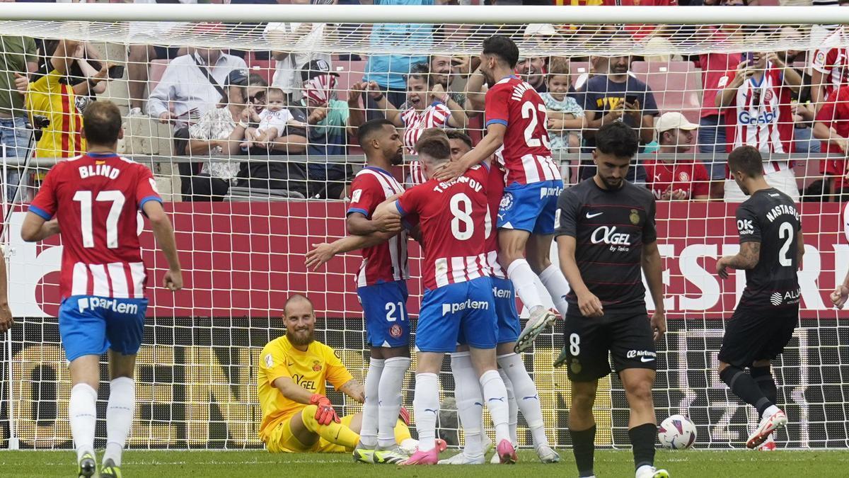 Els jugadors celebrant el gol de Dovbyk, a Montilivi. | DAVID BORRAT /EFE