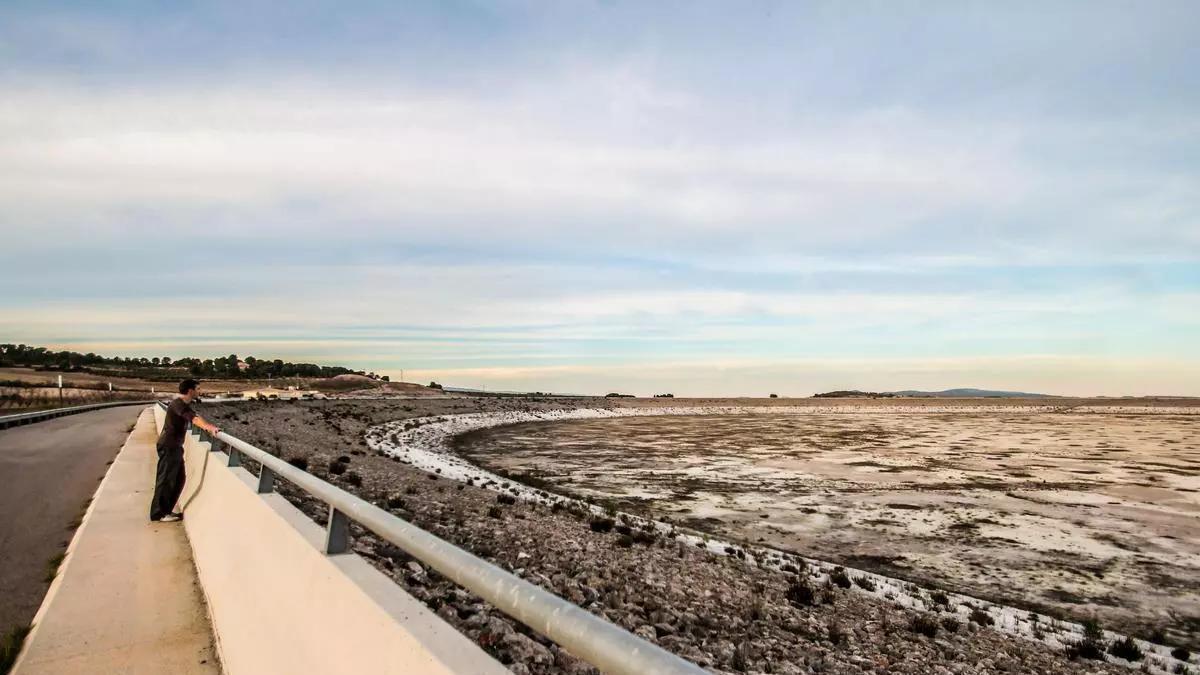 Las reparaciones en el trasvase del Júcar y la ineficacia de San Diego obligarán a los regantes a recurrir a los pozos sobreexplotados