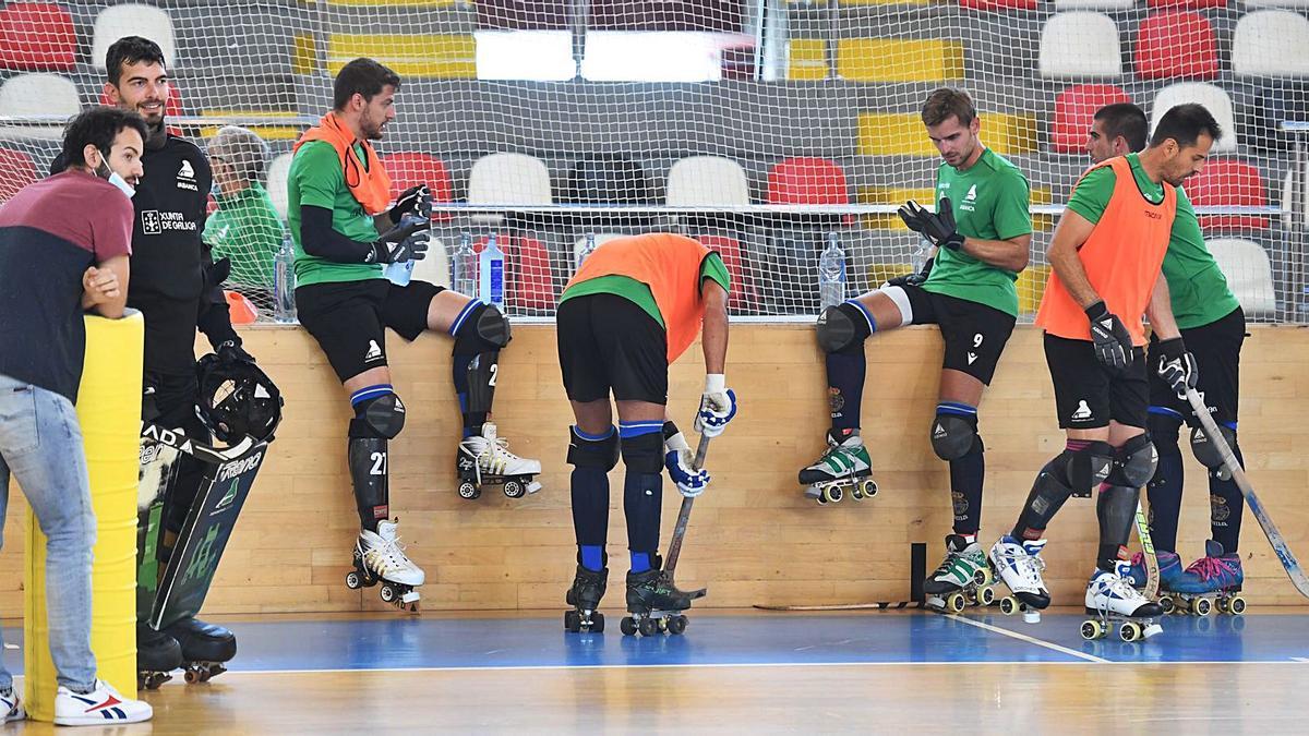 Los jugadores del Liceo, en su primer entrenamiento de la temporada en el Palacio de los Deportes de Riazor. |  // CARLOS PARDELLAS