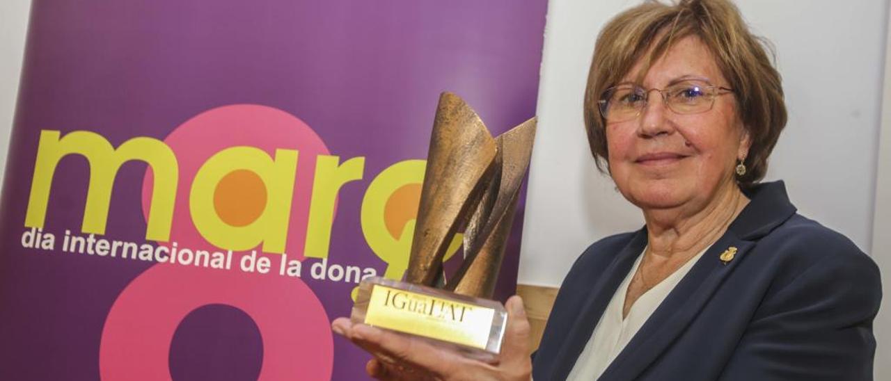 La catedrática Rosa Ballester posa con su premio Igualdad.