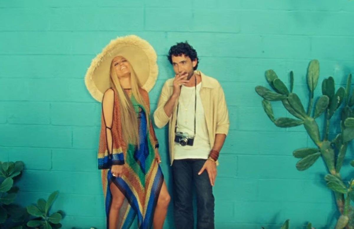 Jennifer Lopez, con vestido túnica en el videoclip 'Ni tú ni yo'