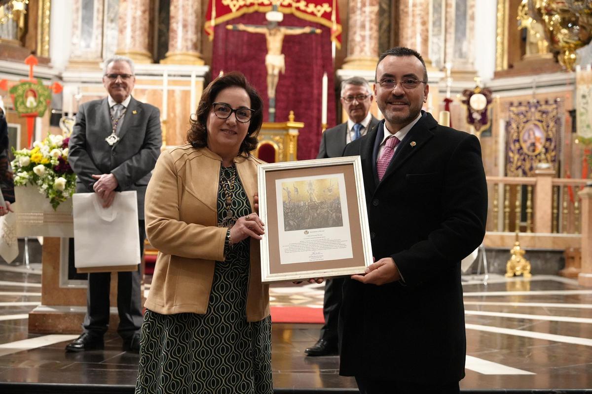 Reconocmiento que le ha concedido el alcalde, José Benlloch, a Carmina Arrufat.