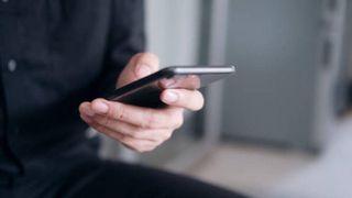La nueva estafa que te puede llegar al móvil: un supuesto paquete que no ha sido entregado