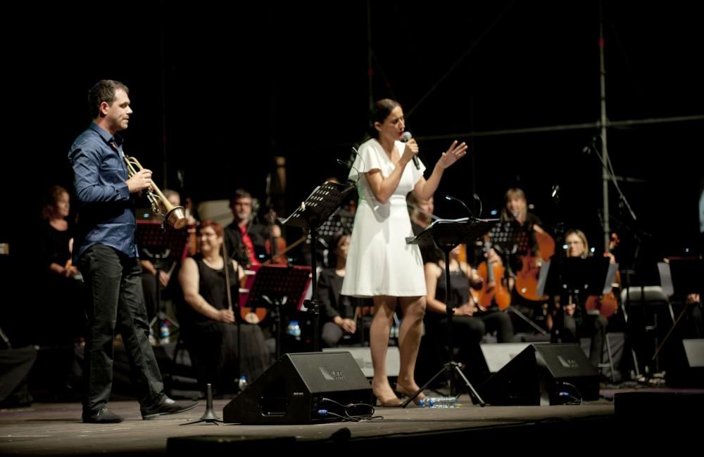 La cantante gallega rinde homenaje junto al músico cubano Alejandro Vargas al artista gallego que pasó gran parte de su vida en Cuba.