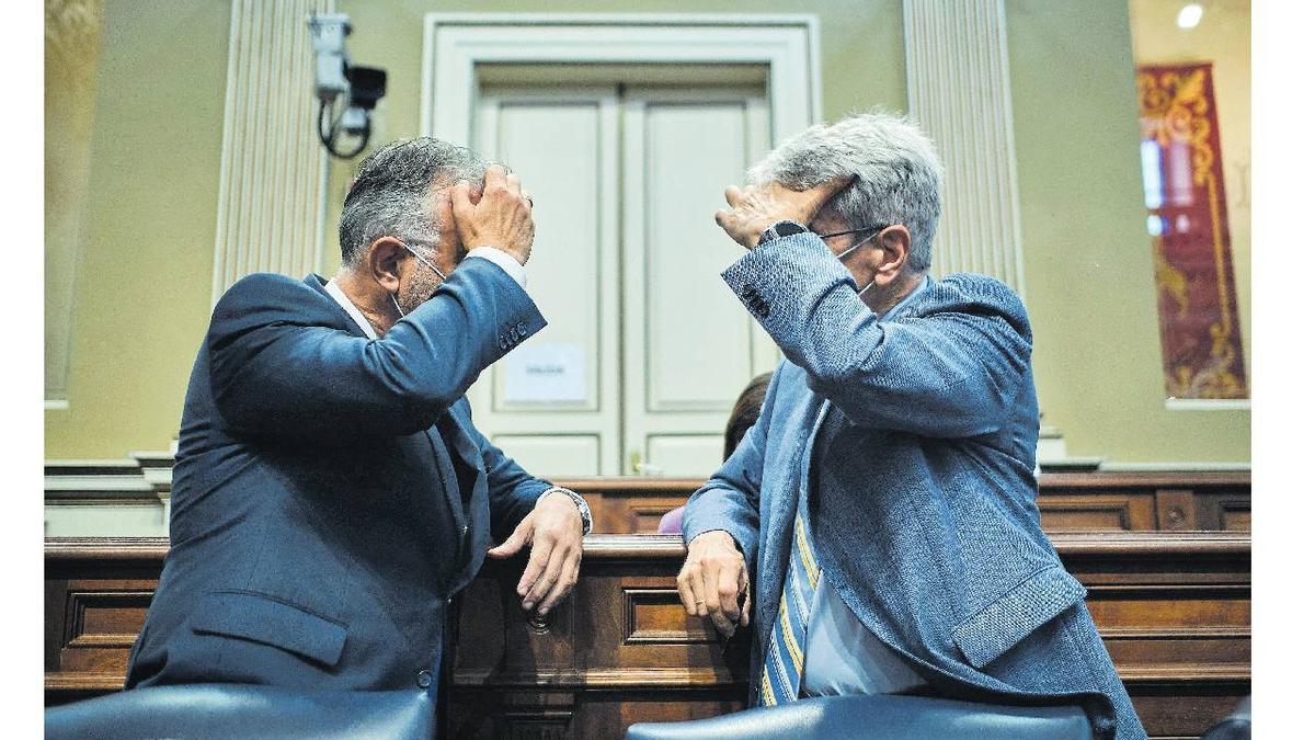 El presidente del Gobierno de Canarias, Ángel Víctor Torres, con el consejero de Presidencia, Julio Pérez, en un pleno en el  Parlamento en un debate durante la pandemia en 2021.