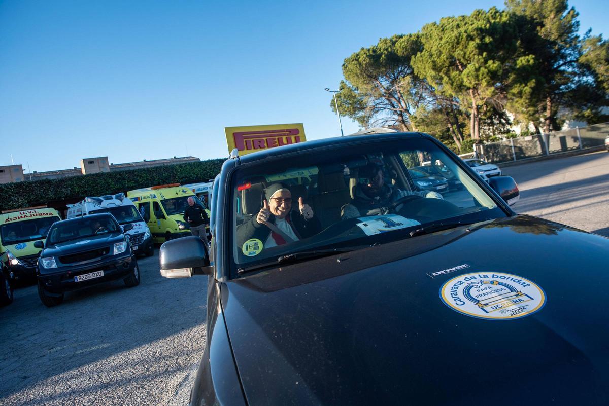 Caram aixeca els polzes en senyal de victòria per la fita aconseguida a l'hora de dotar la caravana