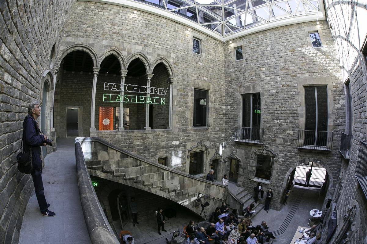 Acceso a la exposición de síntesis de la historia de Barcelona, Barcelona Flashback, en las plantas 1 y 2 que ocupan la Casa Padellàs y el edificio de la calle Llibreteria del Muhba