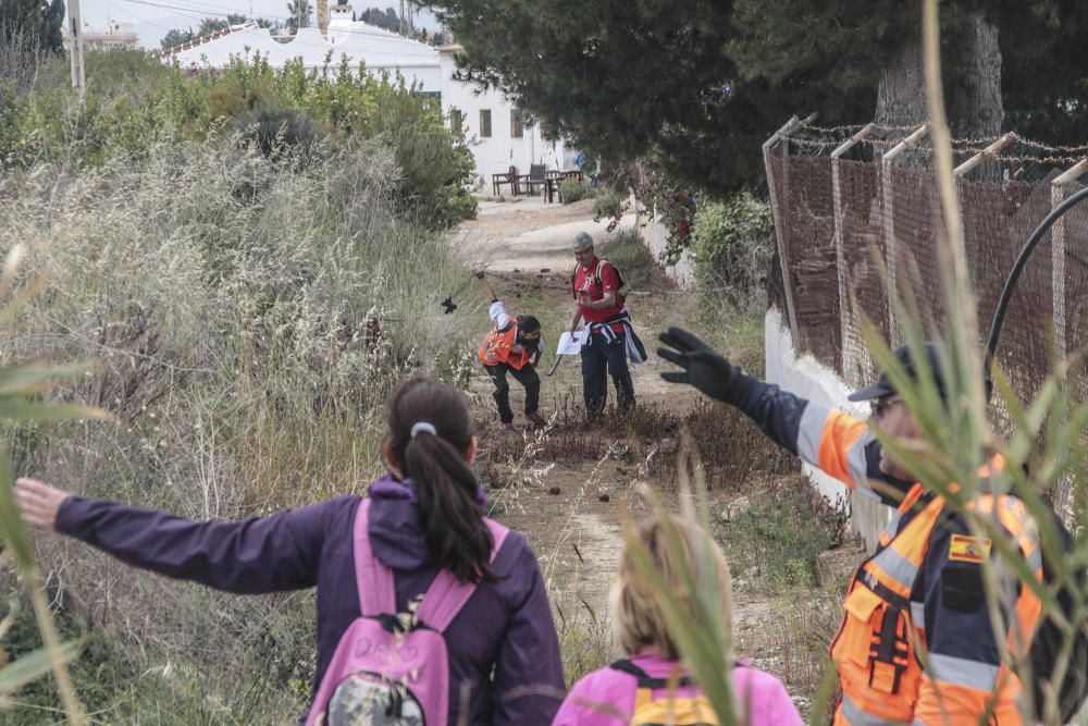 Voluntarios de Protección Civil ayer en el operativo de búsqueda en Los Montesinos