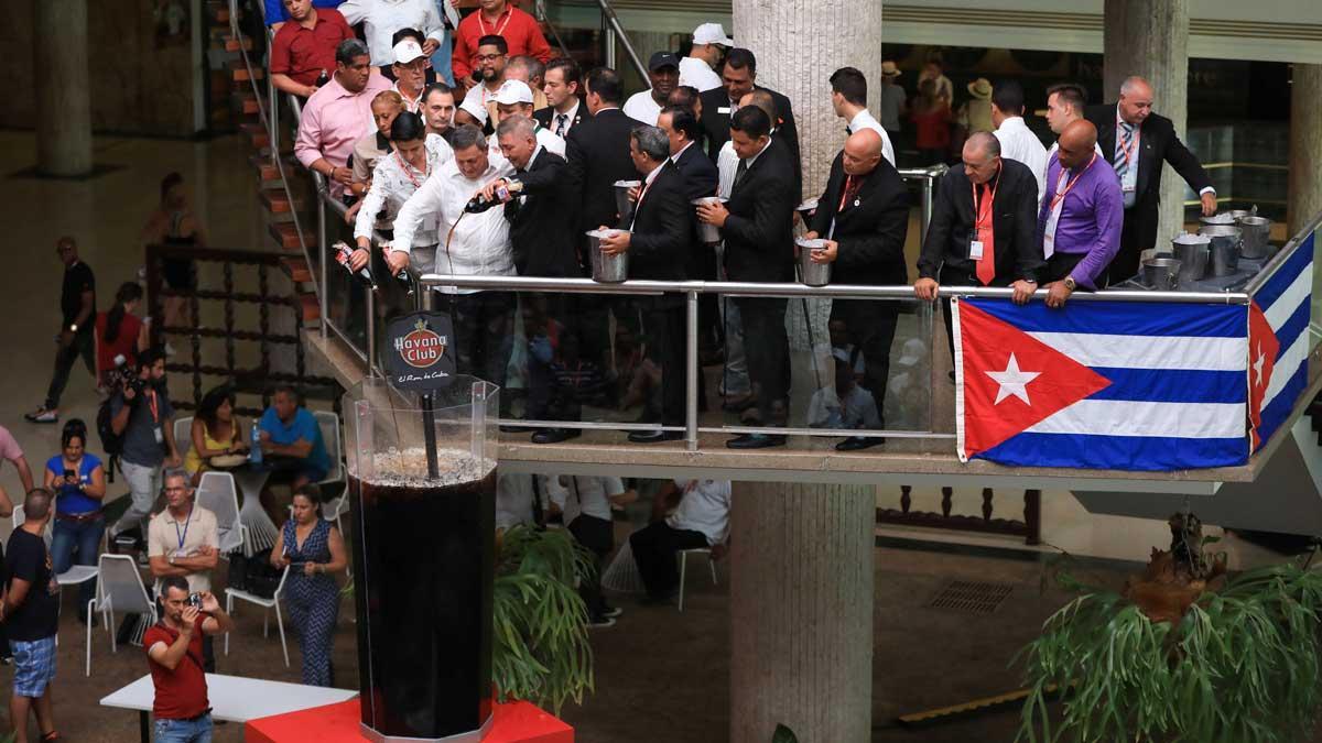 Preparan en La Habana el cóctel ’Cuba libre’ más grande del mundo.