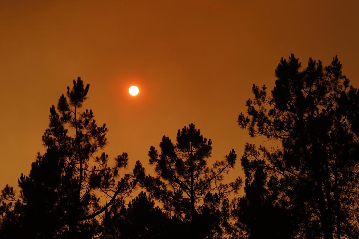 A POBRA DE BROLLÓN (LUGO), 18/07/2022.- Vita del cielo de color rojo a causa del incendio declarado en A Pobra de Brollón (Lugo), parroquia de Saa, que se encuentra activo desde el pasado jueves y afecta a unas 700 hectáreas. EFE/ Eliseo Trigo