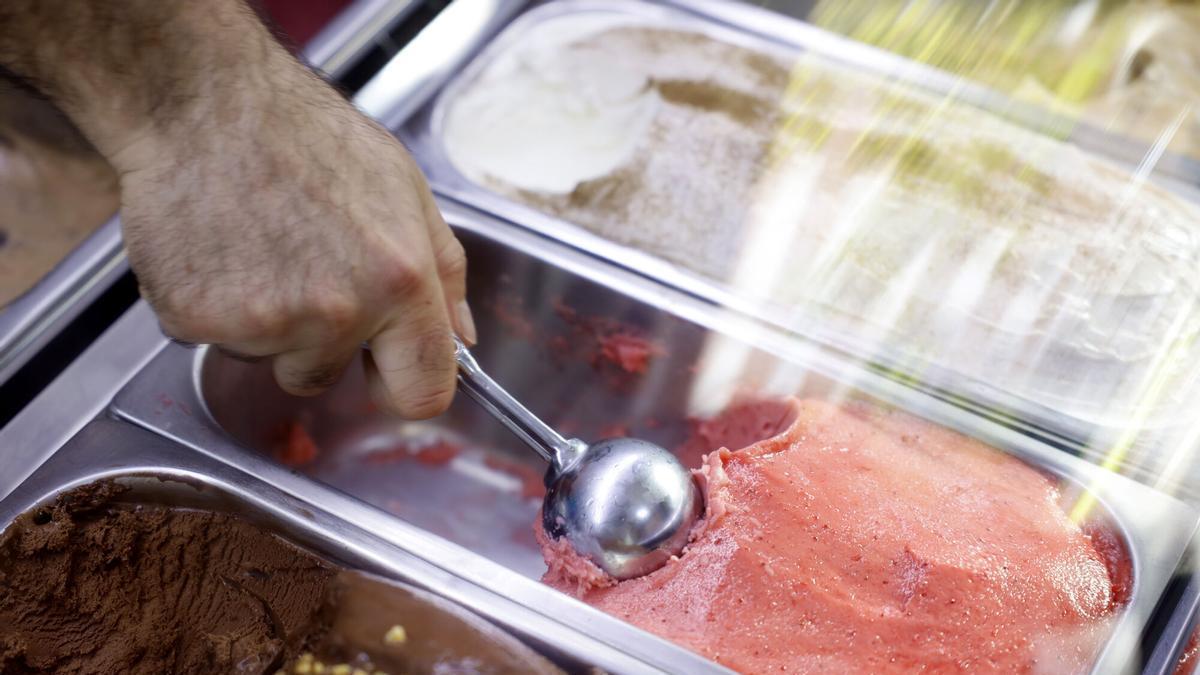 Un hombre sirviendo una bola de helado en Zaragoza