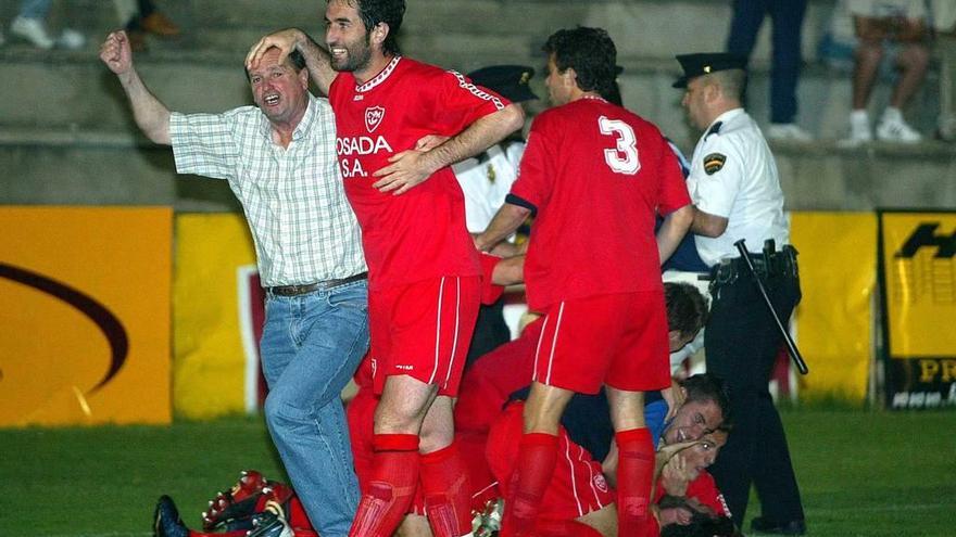 Gustavo celebra con un aficionado la remontada en el campo de la Segoviana.