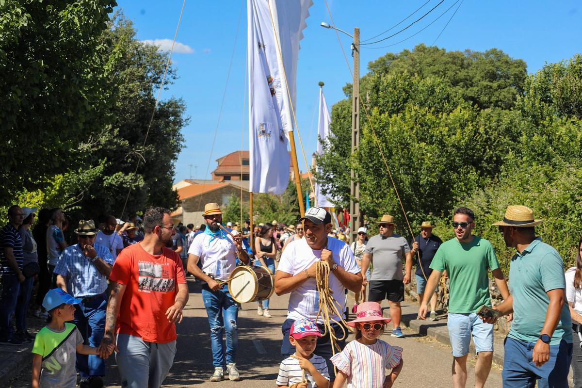 Los pendones de Fariza custodian a la Virgen del Castillo en la vuelta a su morada