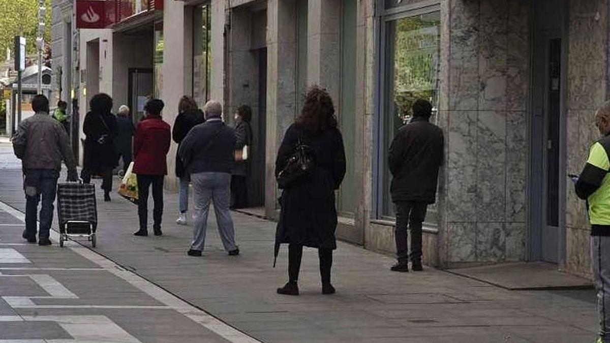 Colas a las puertas de una entidad bancaria en Santa Clara. | Jose Luis Fernández