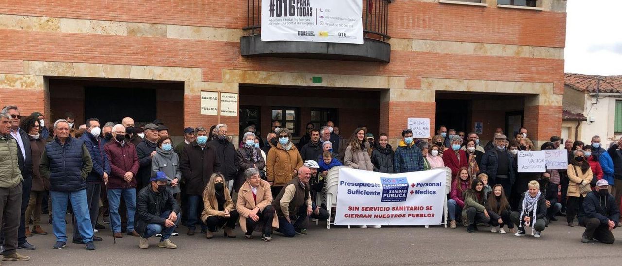 Participantes en la concentración contra el “desmantelamiento” de la sanidad pública celebrada ayer en Villanueva de Campeán. | M. M.